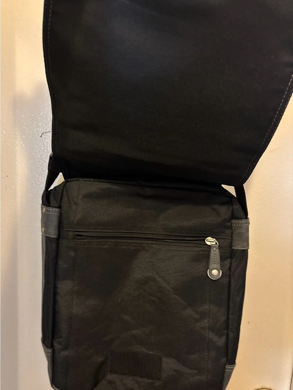 VTG Halo3 Messenger Nylon Bag. Black Mesh/Canvas Body Grey Trim Metal Logo. New